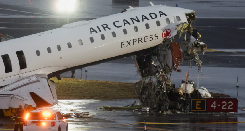 Nueva York: dos muertos tras el impacto de un avi&oacute;n con un cami&oacute;n de bomberos