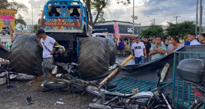 Una supercamioneta arrolla a multitud y deja dos muertos en Colombia