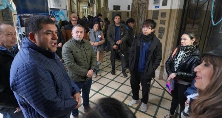 El Gobierno provincial inici&oacute; trabajos de mantenimiento y entreg&oacute; mobiliario para la Escuela Normal