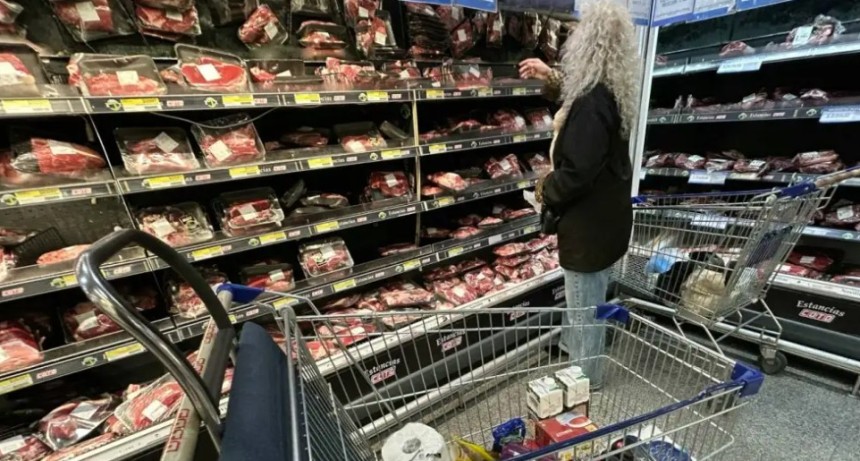 Relevamiento muestra que 6 de cada 10 argentinos piden cambios en el plan econ&oacute;mico