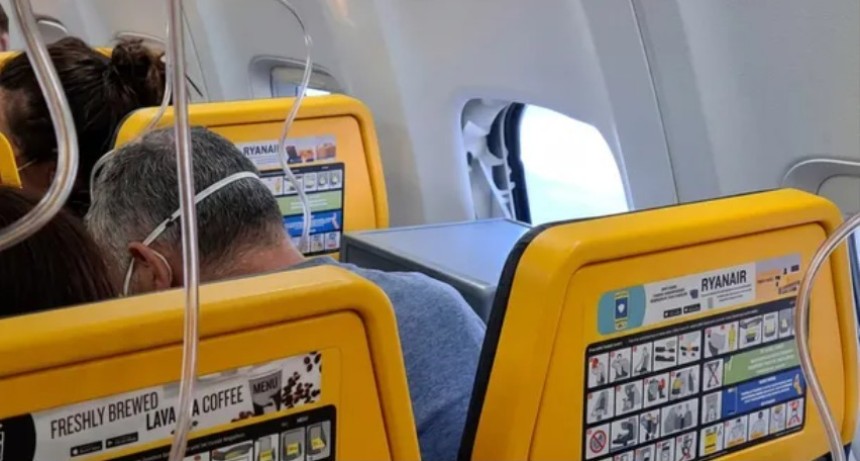Se desprendi&oacute; la ventanilla de un avi&oacute;n en pleno vuelo y un pasajero fue succionado