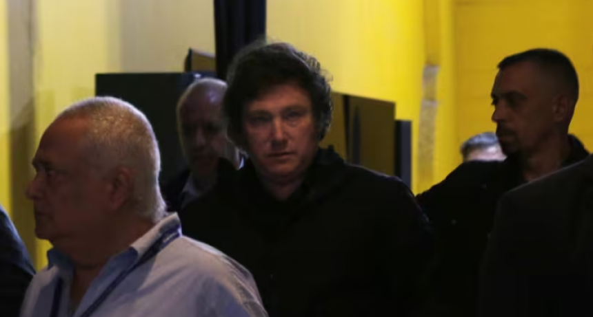 Milei insultado por los socios de Boca cuando fue a votar